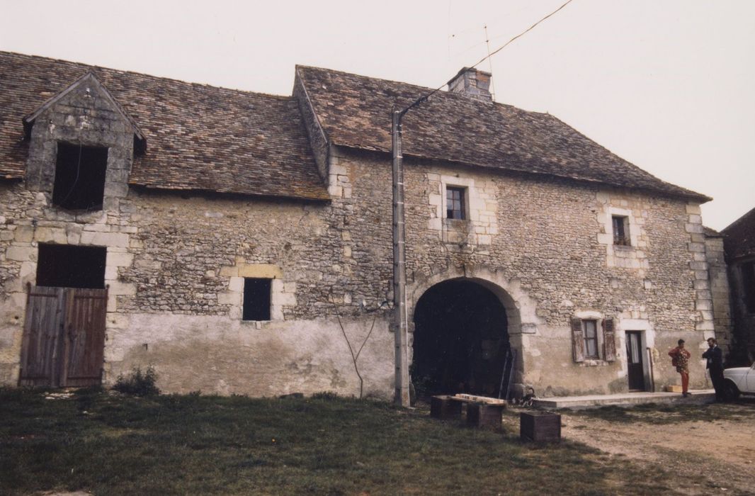 cour de la ferme, bâtiment est, façade ouest