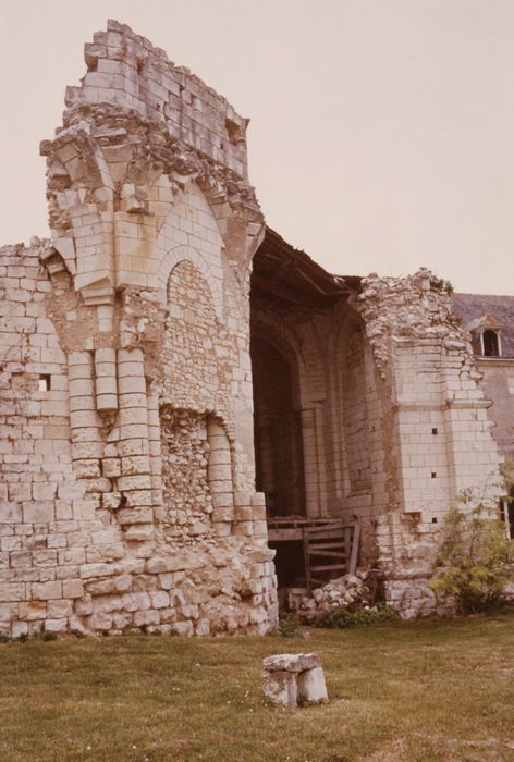 vue partielle des ruines du chevet (partie nord du déambulatoire et grandes arcades délimitant l’abside)