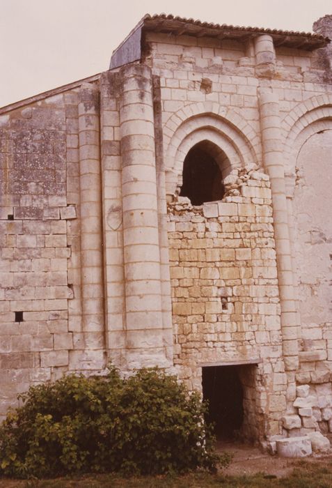 vue partielle des ruines, pile nord-est de la croisée du transept et 1ère arcade de l’abside nord