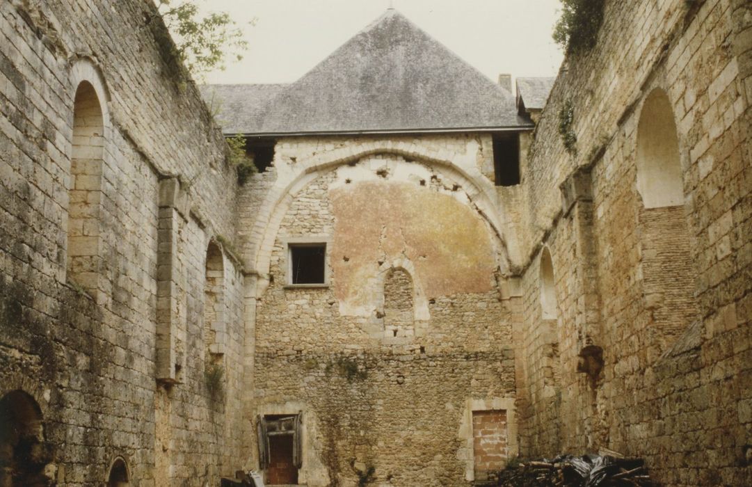 église abbatiale, vue partielle de la nef ruinée