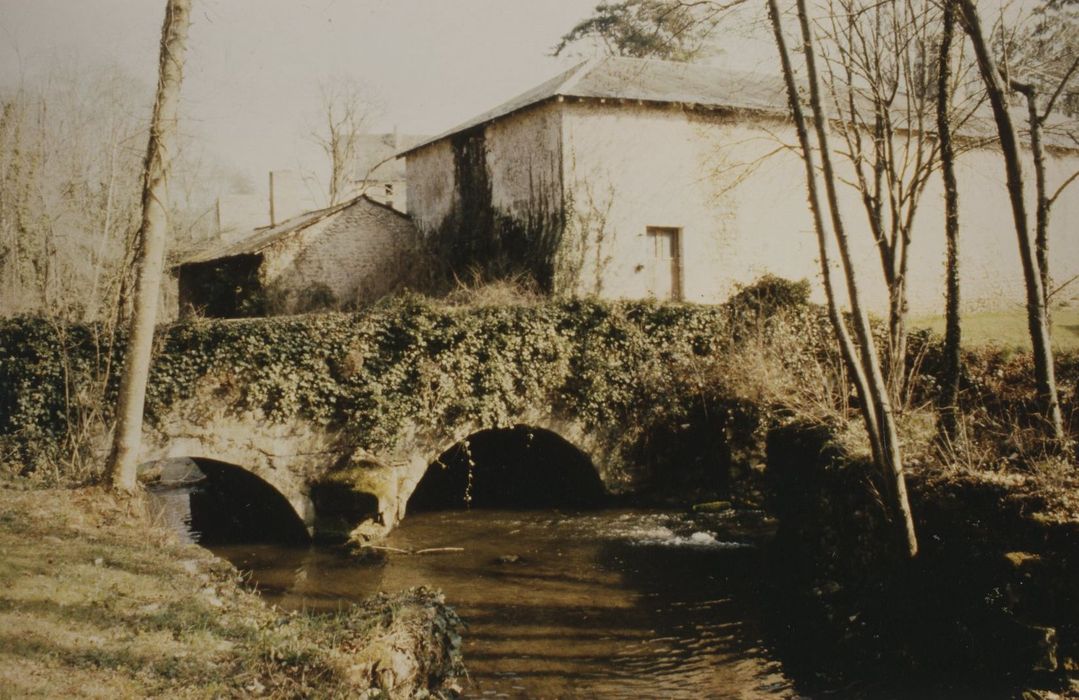 pont enjambant la rivière de la Boivre