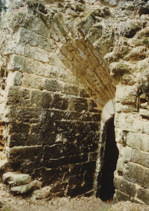 rez-de-chaussée, porte d’accès à la salle basse