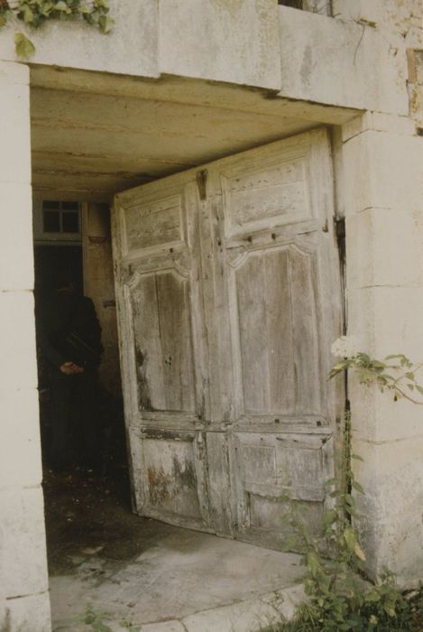 vantail de la porte d’accès au logis