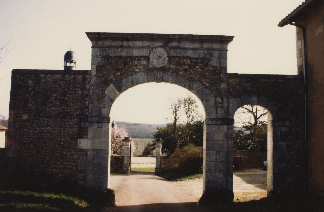 portail d’accès ouest à la cour des communs