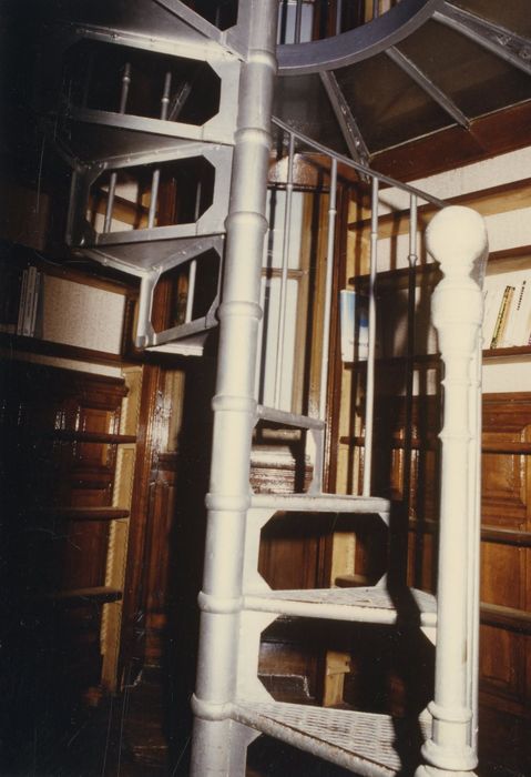 bibliothèque, détail de l’escalier