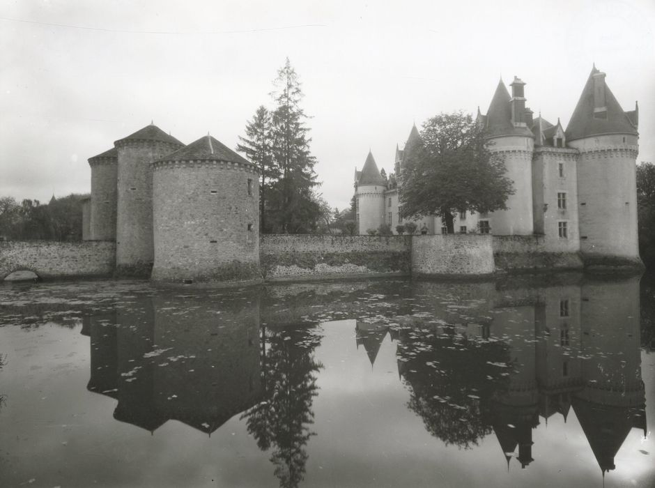 vue générale du château dans son environnement depuis le Nord-Ouest