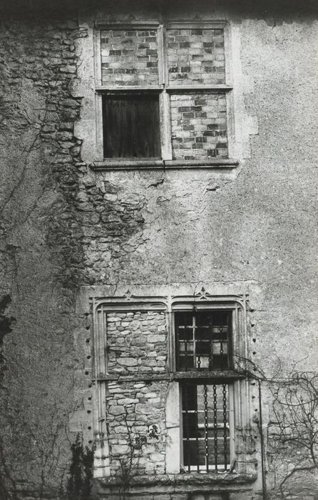 façade sud, fenêtres à meneau murées