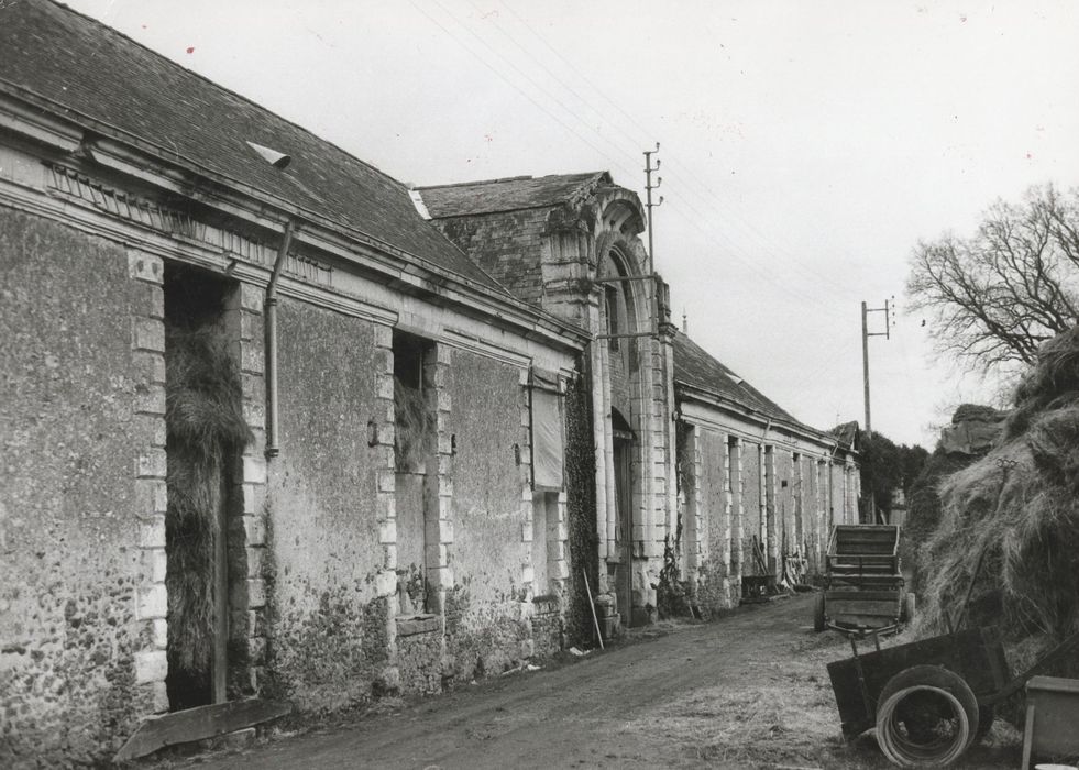 anciennes écuries, façade ouest, vue partielle