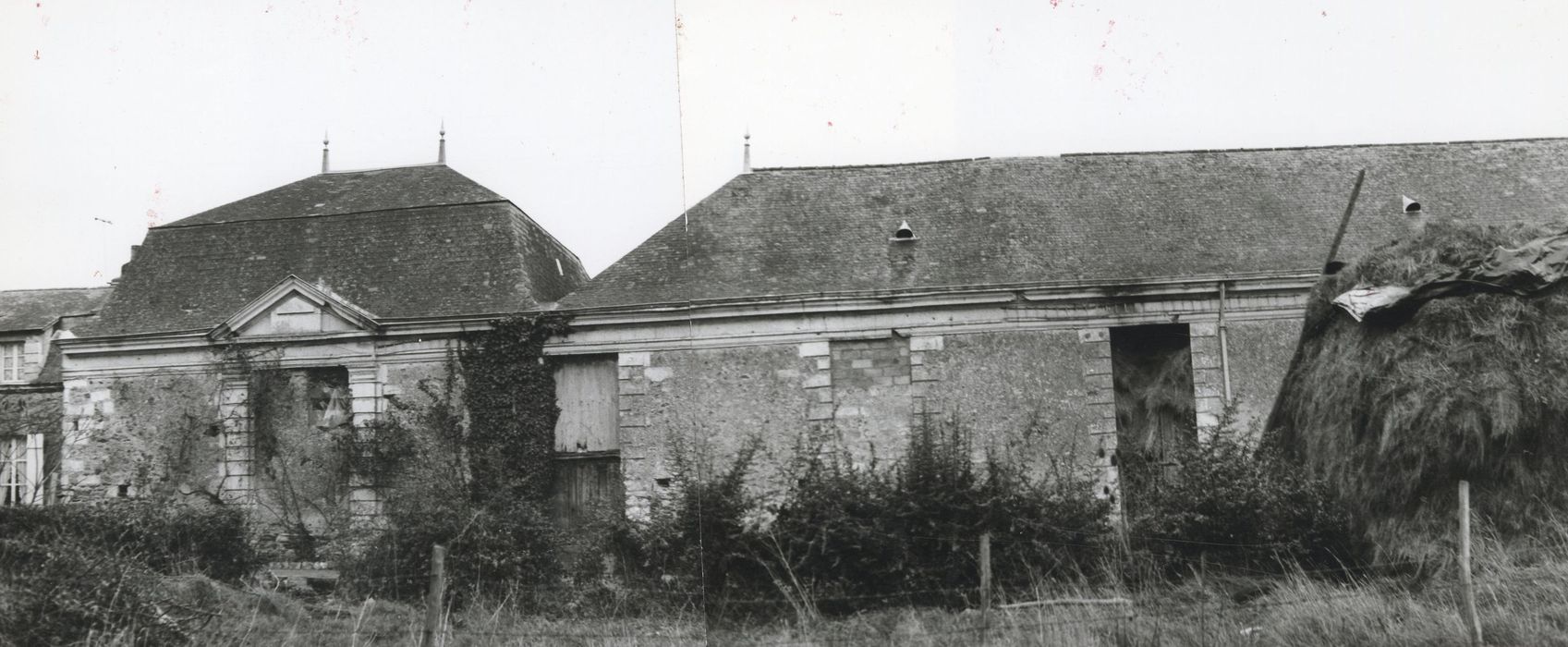 anciennes écuries, façade ouest, vue partielle