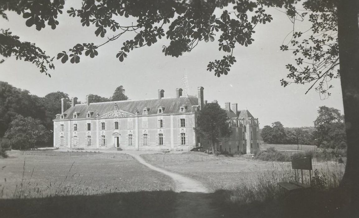 Vue générale du château dans son environnement depuis le Sud-Ouest