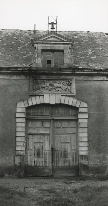 Communs, bâtiment nord, façade sud, porte d’accès centrale