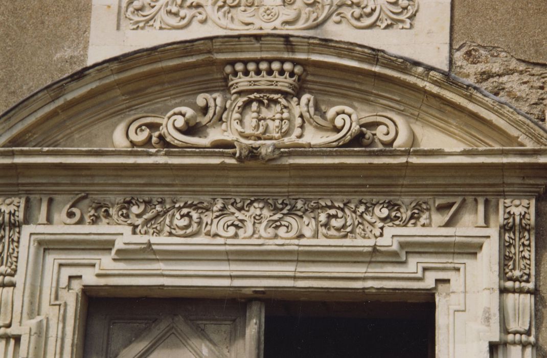 Aile ouest, façade est, portail d’accès, détail