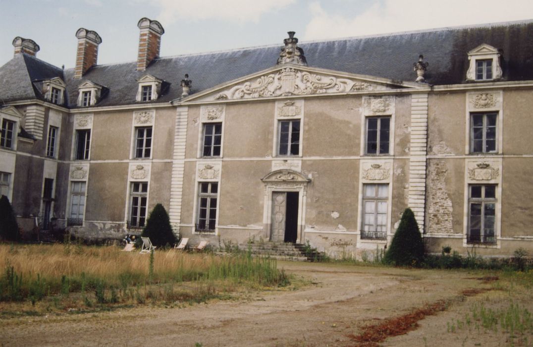 Aile ouest, façade est, avant-corps central