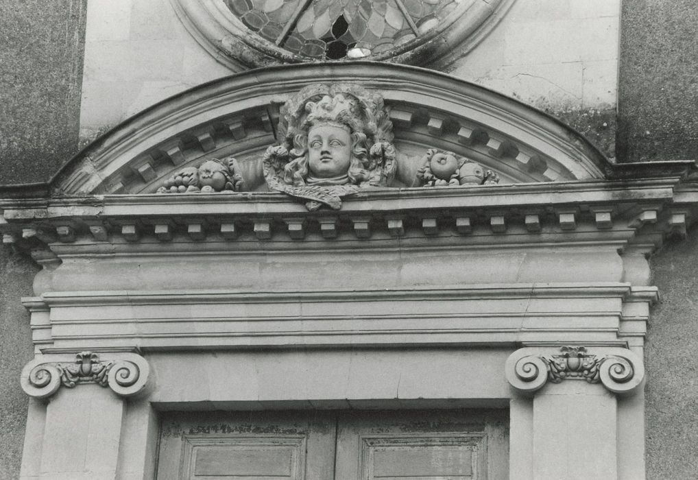 Aile nord, façade sud, portail de la chapelle, détail du couronnement