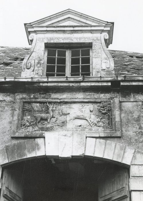 Communs, bâtiment nord, bas-relief surmontant le portail central