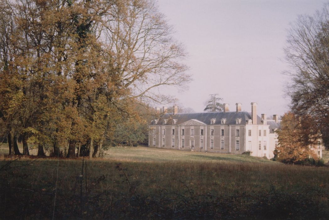 Vue générale du château dans son environnement depuis le Sud-Ouest