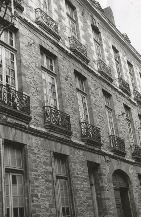 façade sur rue, vue partielle