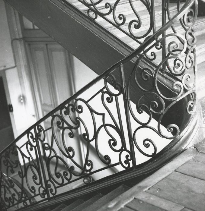 escalier monumental, détail de la rampe en fer forgé