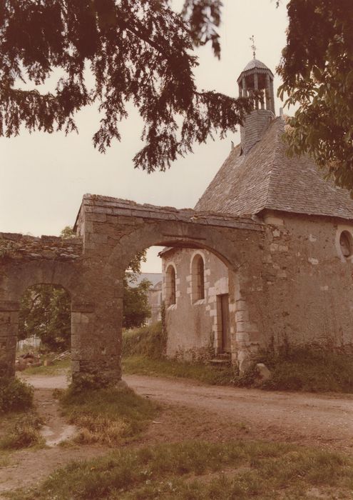 portail d’accès ouest à la cour des communs