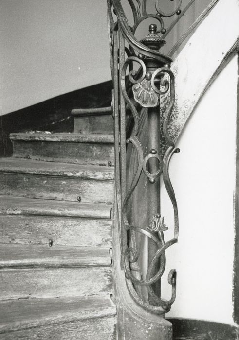 escalier principal, détail du départ de la rampe en fer forgé