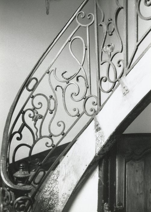 escalier principal, détail de la rampe en fer forgé