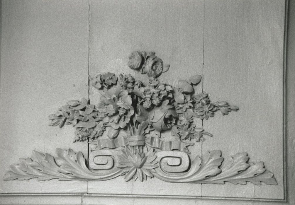 salon, vue partielle des lambris de revêtement, détail