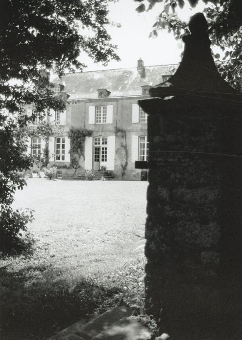 façade est sur jardin, vue partielle