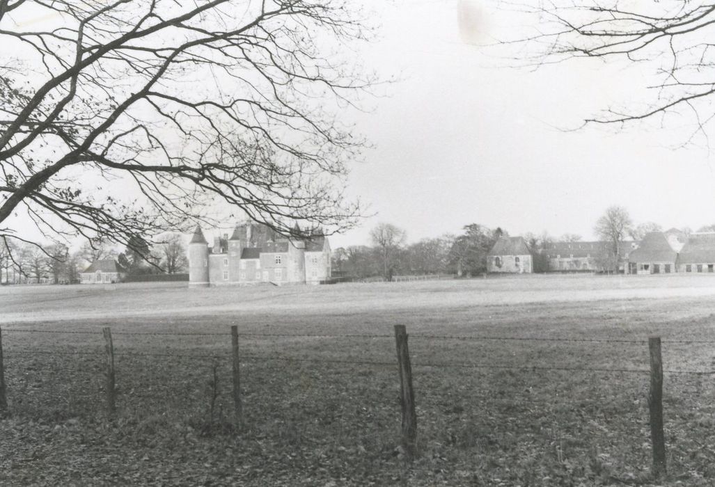 vue générale du château dans son environnement depuis le Sud-Est