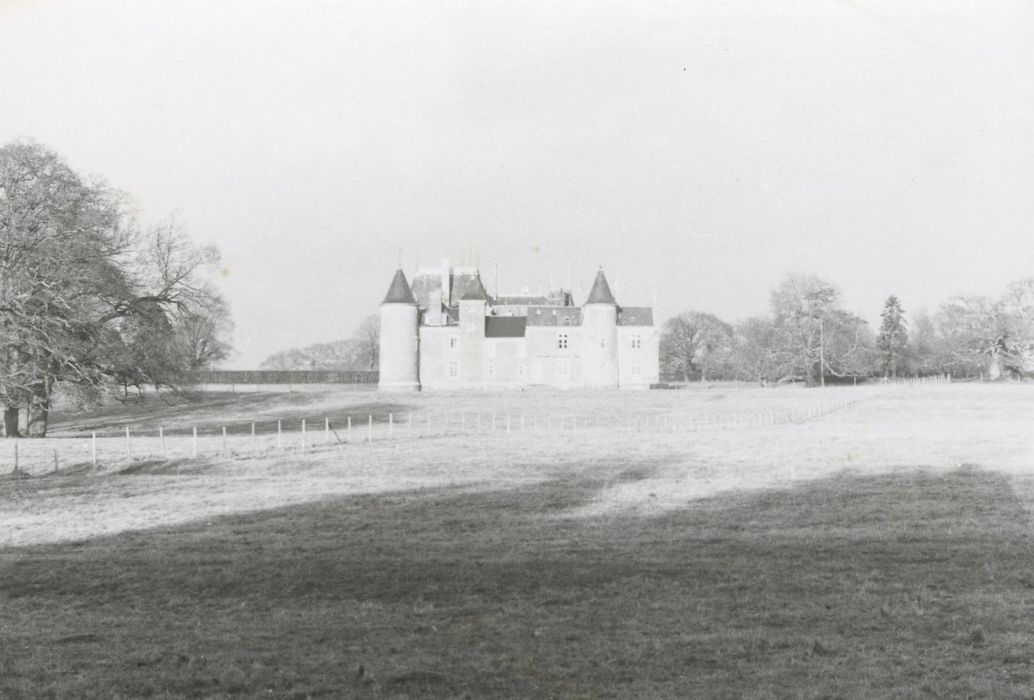 vue générale du château dans son environnement depuis le Sud