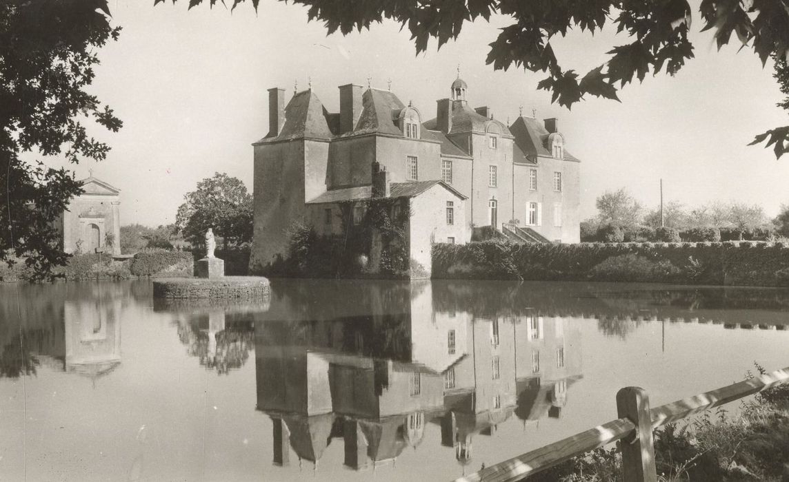 vue générale du château dans son environnement depuis le Nord-Ouest