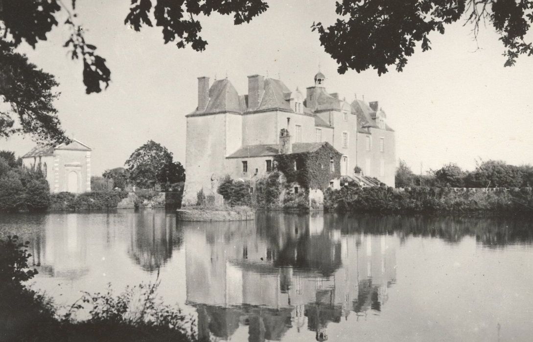 vue générale du château dans son environnement depuis le Nord-Ouest