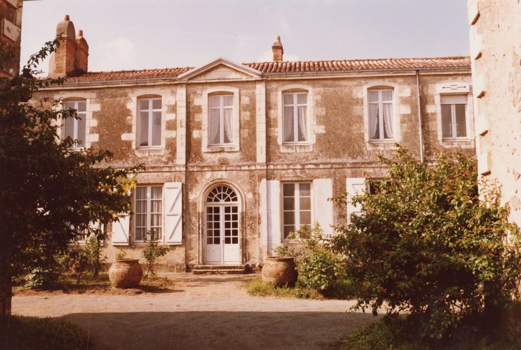 façade antérieure sur la cour