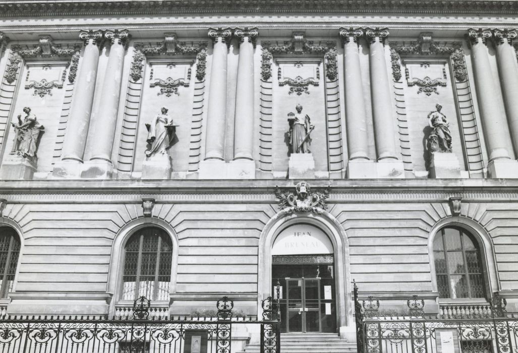 façade antérieure rue Clémenceau, vue partielle