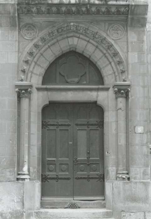 porte d’accès sur rue