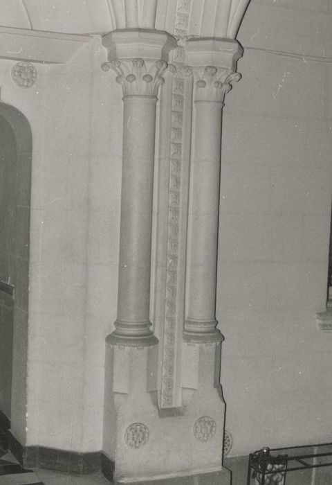 vestibule, détail de deux colonnettes