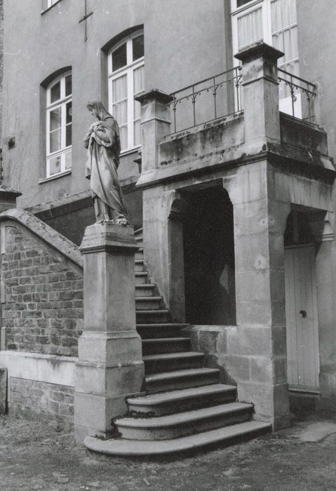 cour arrière, escalier monumental