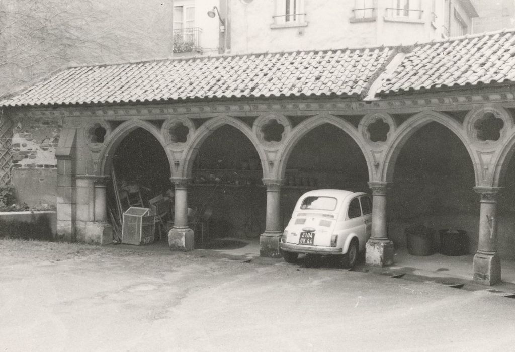 cour arrière, portique, vue partielle