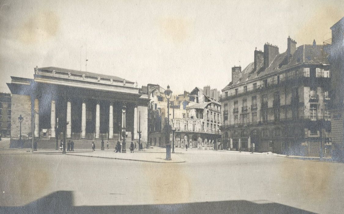 vue partielle du théâtre dans son environnement urbain depuis le Sud