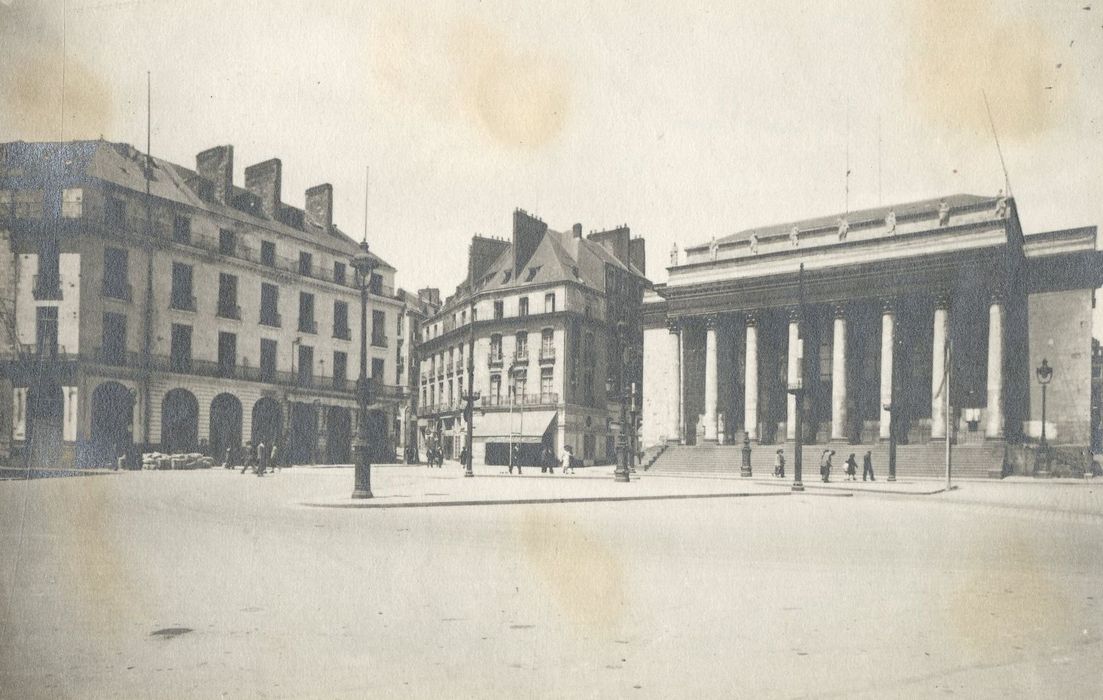 vue partielle du théâtre dans son environnement urbain depuis le Sud