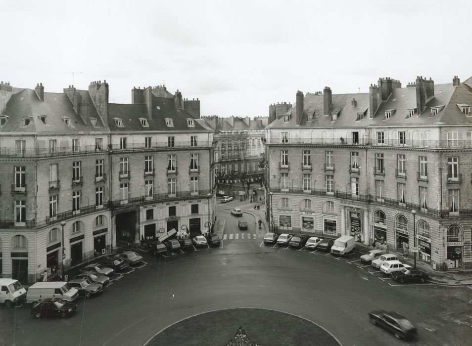 vue générale des immeubles dans leur environnement depuis le théâtre Graslin