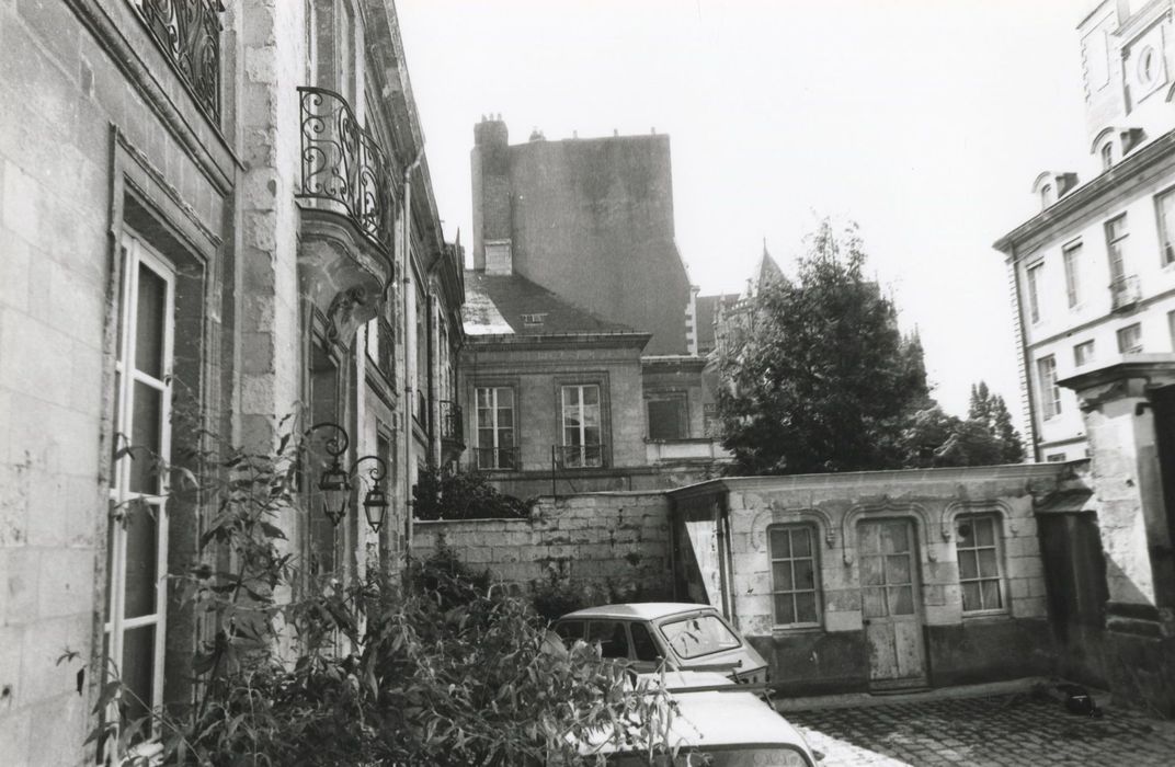 façade sur cour, vue partielle