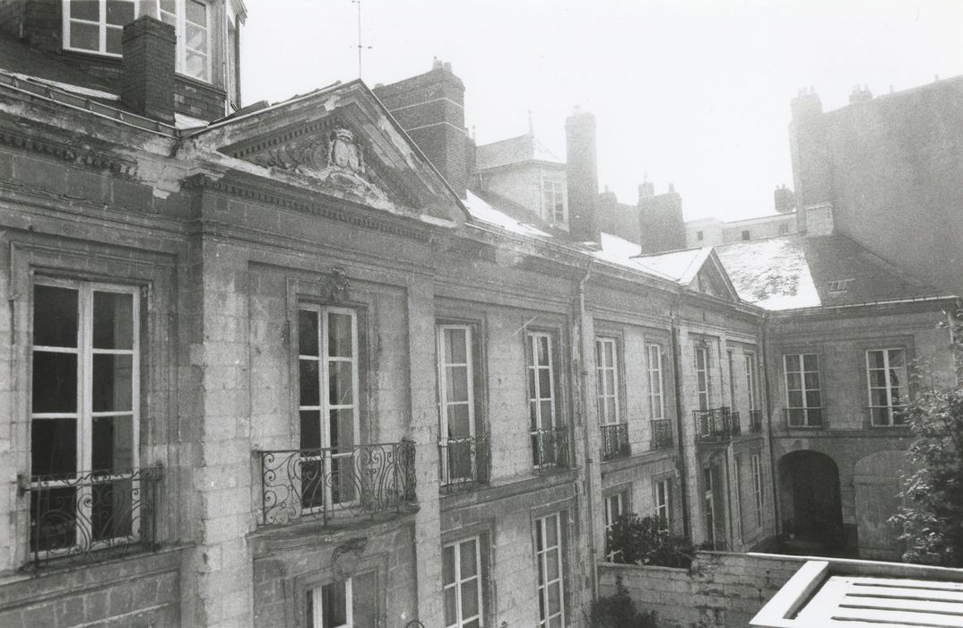 vue partielle des façades sur cour