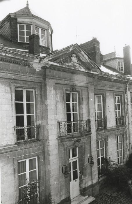 façade sur cour, vue partielle