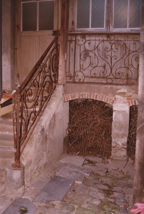 escalier secondaire depuis l’arrière-cour