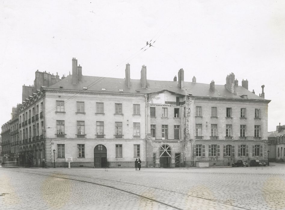 façade sur la place