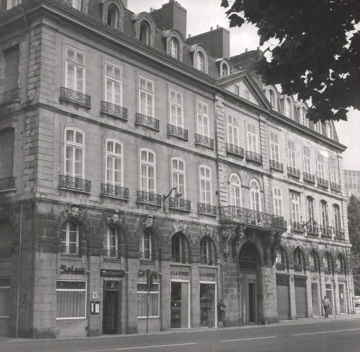 façade sur la place