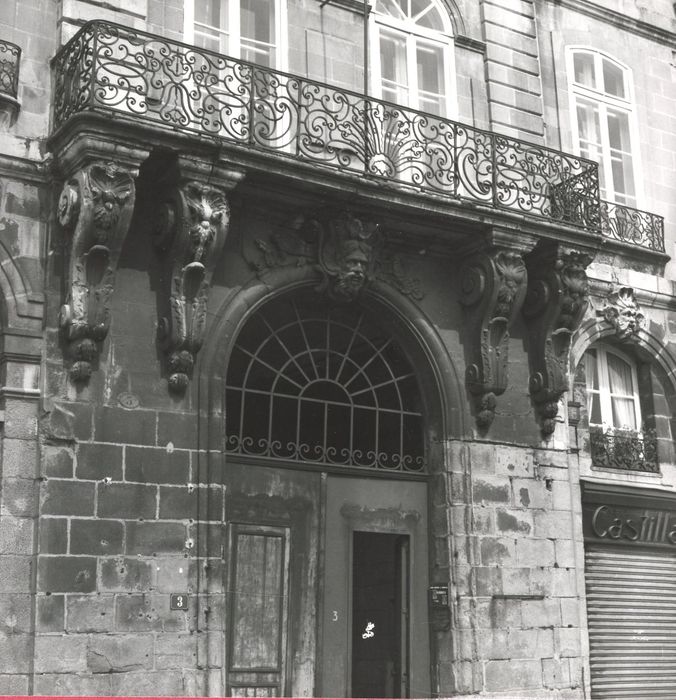 façade sur la place, portail d’accès