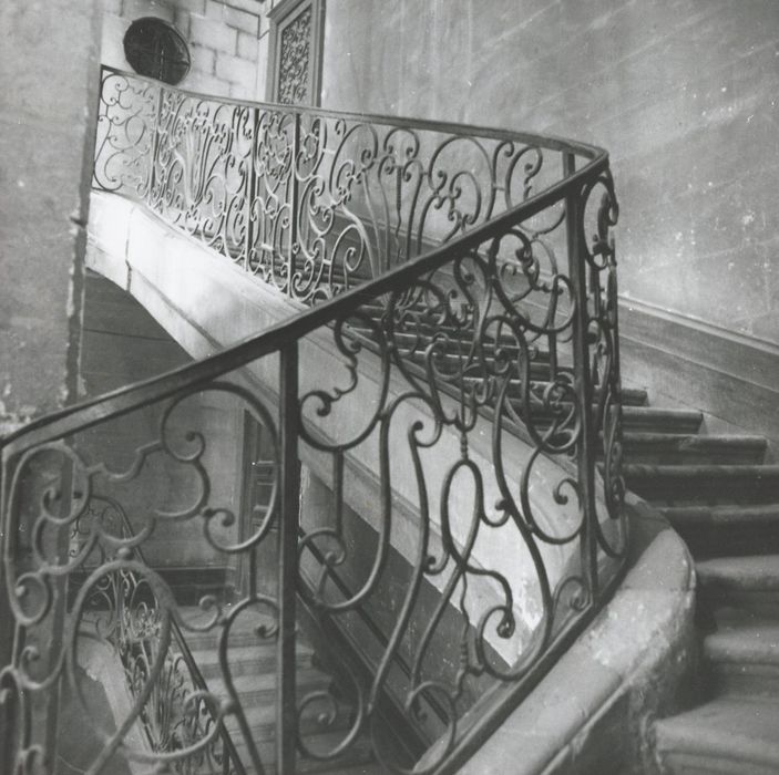 escalier monumental, détail de la rampe en fer forgé