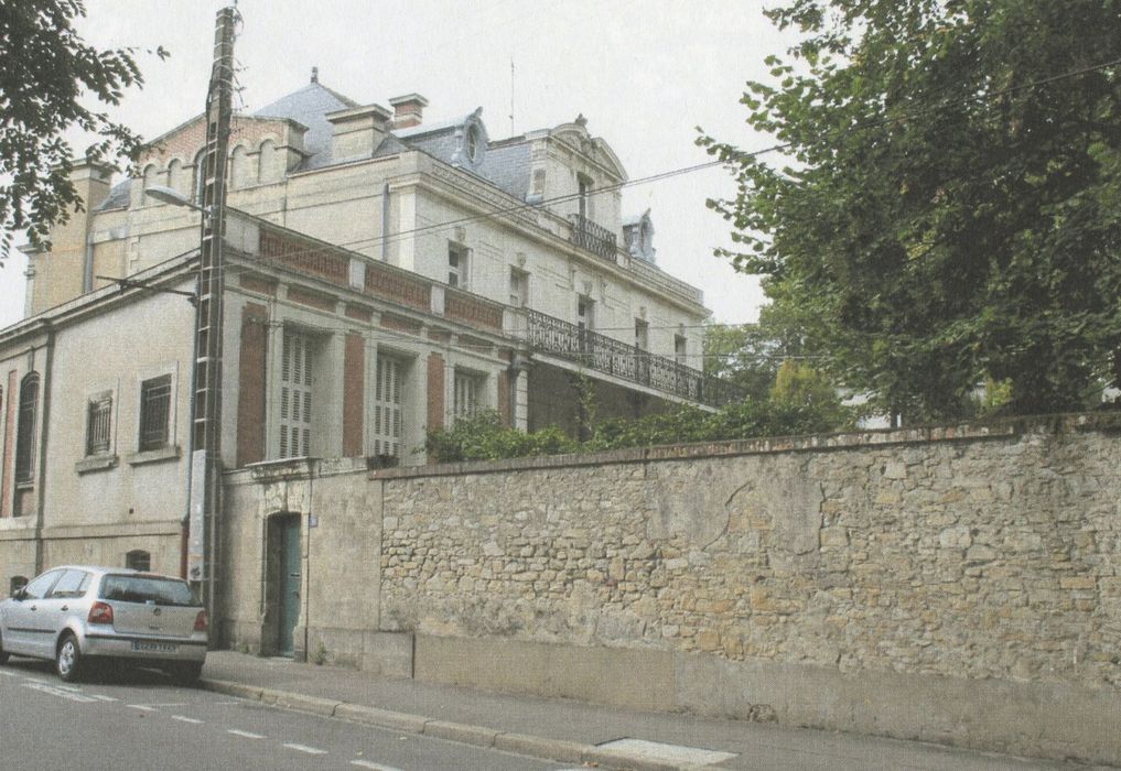 vue partielle de la façade sur jardin depuis la rue (document numérisé)