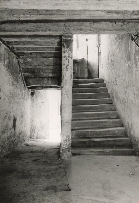 rez-de-chaussée, escalier et passage en direction de la cour